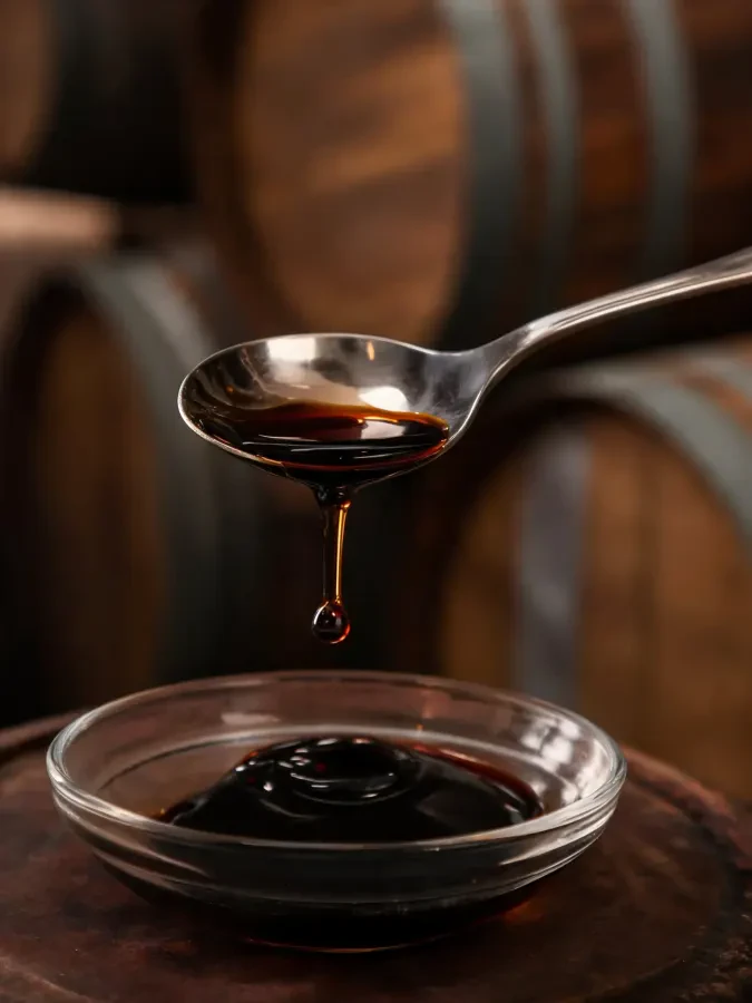 Ocet balsamiczny kapiący z łyżki